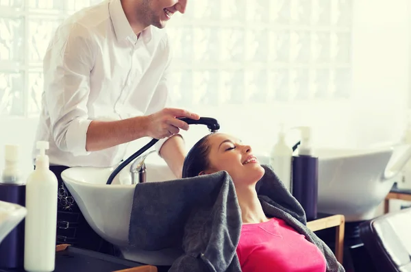 Glückliche junge Frau im Friseursalon — Stockfoto