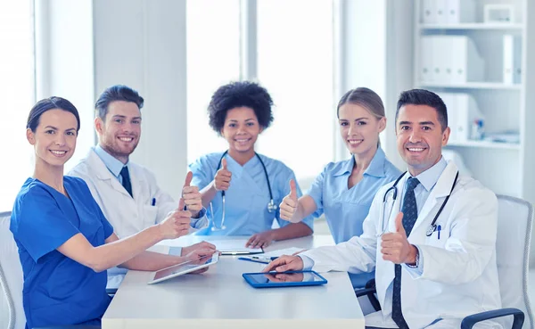 Groep van gelukkig artsen ontmoeting bij ziekenhuis kantoor — Stockfoto