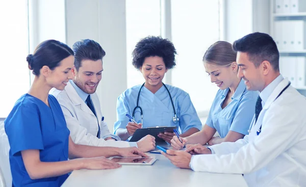 Gruppo di medici felici incontro presso l'ufficio ospedaliero — Foto Stock