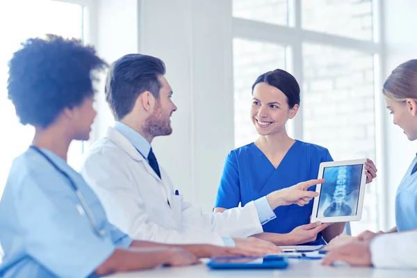 Gruppe glücklicher Ärzte trifft sich im Krankenhaus — Stockfoto