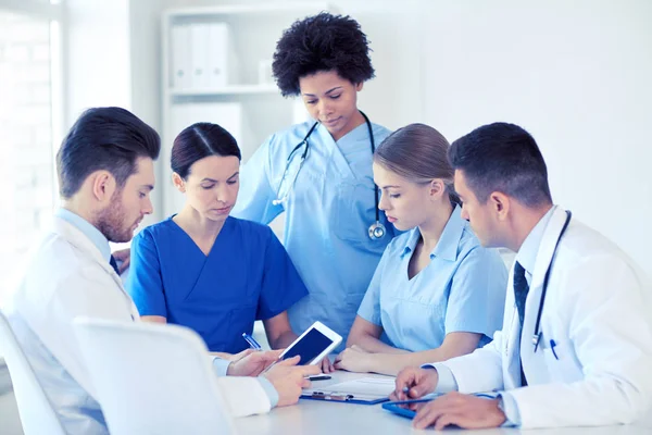 Groep van artsen met de tablet pc in ziekenhuis — Stockfoto
