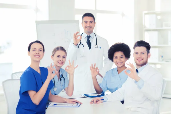 Groupe de médecins sur présentation à l'hôpital — Photo