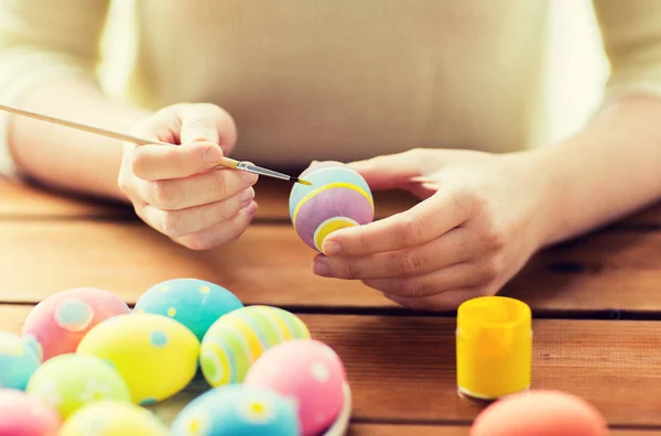 Zblízka žena rukou, barvení velikonočních vajec — Stock fotografie
