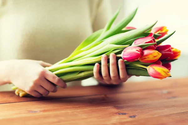 女人拿着郁金香花的特写 — 图库照片