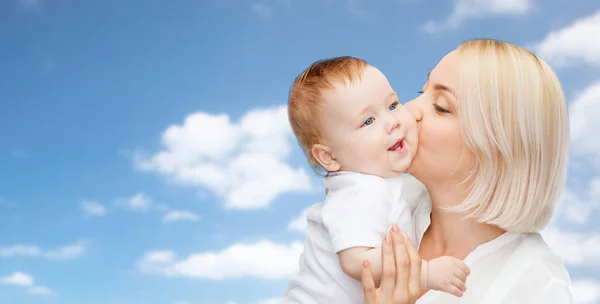 Glückliche Mutter küsst entzückendes Baby — Stockfoto