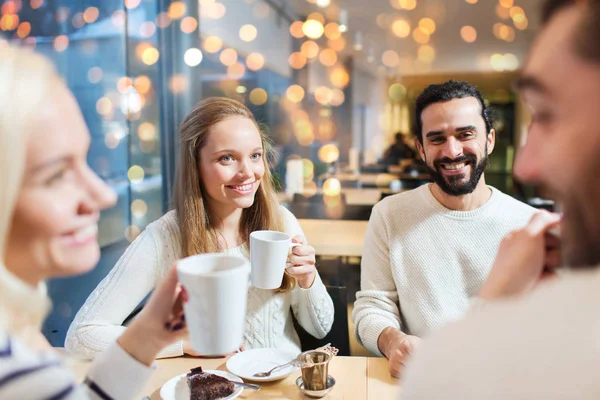 Happy friends drinking tea at cafe — Stock Photo, Image