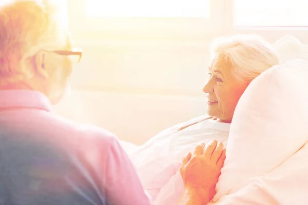 Réunion de couple senior à l'hôpital — Photo