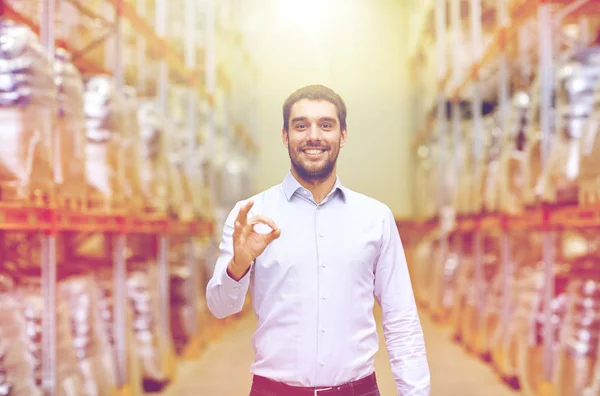 Homem feliz no armazém mostrando ok gesto — Fotografia de Stock