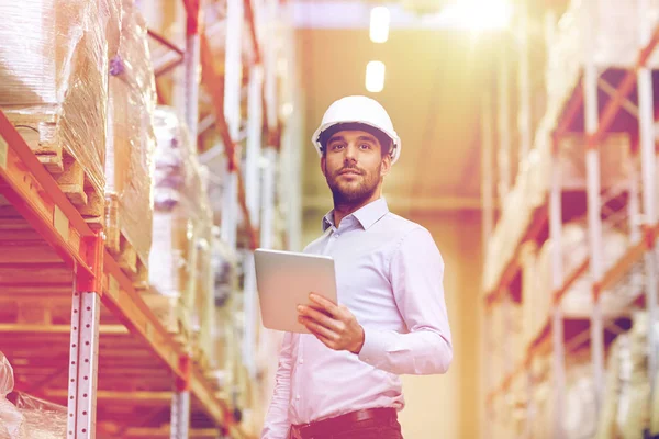 Glücklicher Geschäftsmann mit Tablet-PC im Lager — Stockfoto