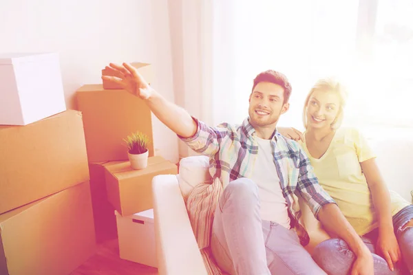 Pareja con cajas mudándose a casa nueva y soñando — Foto de Stock