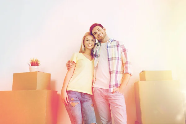 Yeni eve taşıdıktan büyük kutuları gülümseyen çiftle — Stok fotoğraf