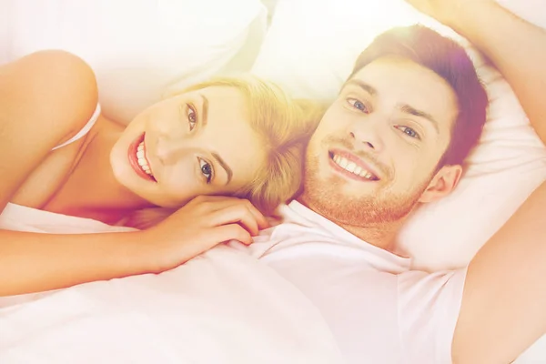 Felice coppia sdraiata a letto a casa — Foto Stock
