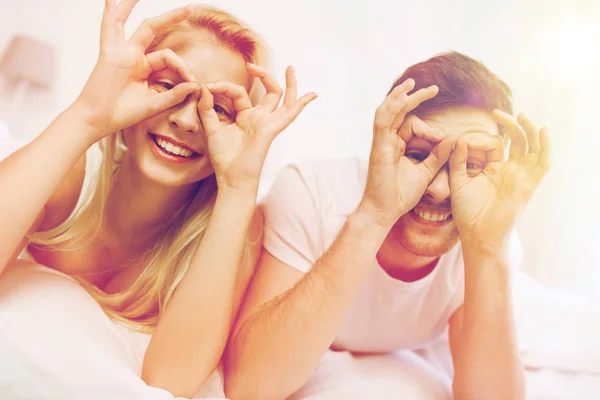 Feliz pareja acostada en la cama en casa — Foto de Stock