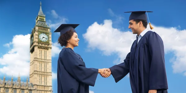 Étudiants heureux ou célibataires se saluant — Photo