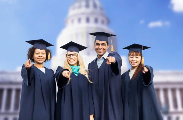 Glada studenter eller ungkarlar pekar finger på dig — Stockfoto