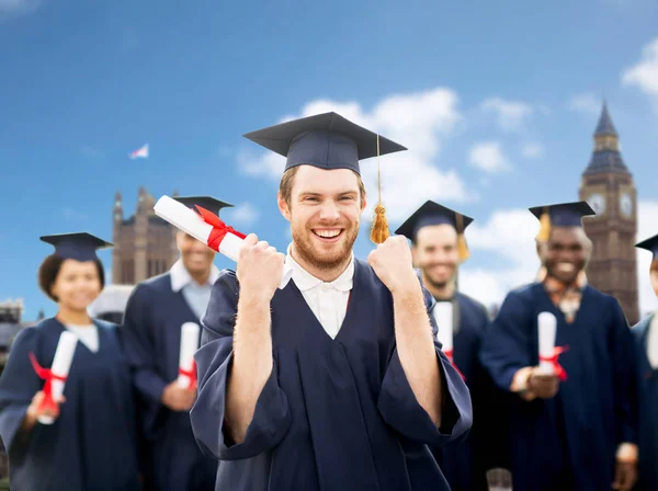 Estudiante feliz con diploma celebrando la graduación — Foto de Stock