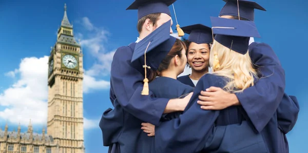 Étudiants heureux ou célibataires câlins — Photo