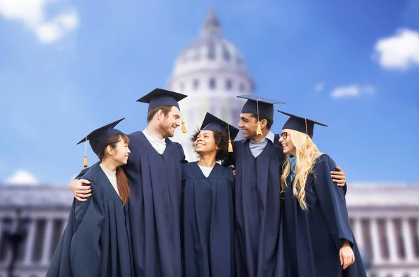 Glada studenter eller ungkarlar i murbruk — Stockfoto