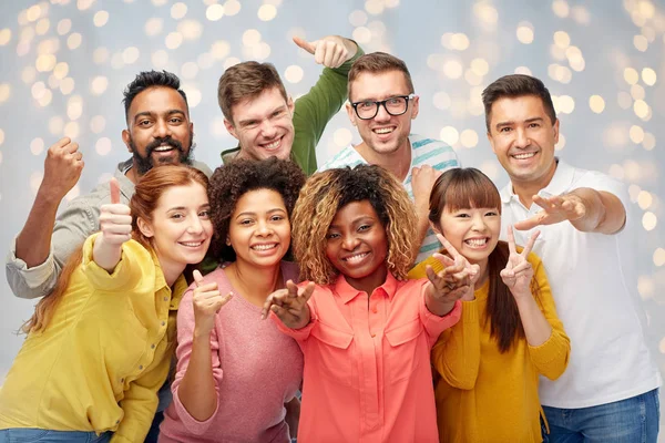 Internationale Gruppe von Menschen zeigt Daumen hoch — Stockfoto