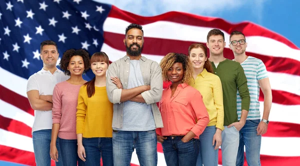 Internationale Gruppe von Menschen über amerikanischer Flagge — Stockfoto