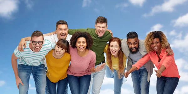 Grupo internacional de pessoas sorridentes felizes — Fotografia de Stock