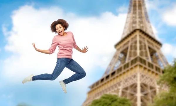 Mujer afroamericana feliz saltando sobre blanco — Foto de Stock