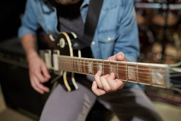 Hombre tocando la guitarra en el ensayo del estudio — Foto de Stock