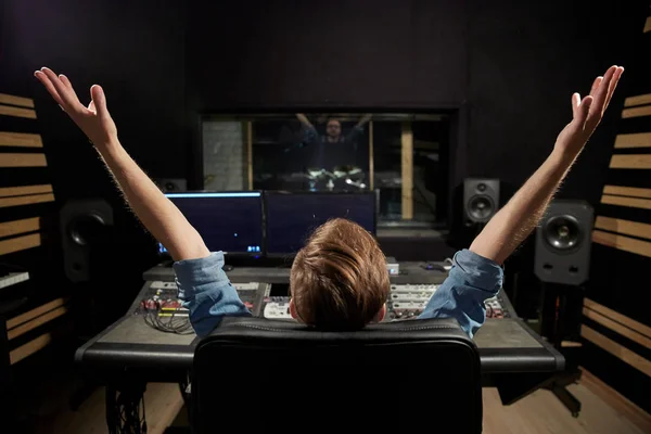 在混合控制台在音乐录音工作室的人 — 图库照片
