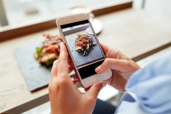 Manos con smartphone fotografiando comida — Foto de Stock