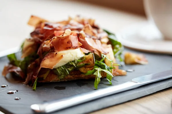 Salada de presunto prosciutto em prato de pedra no restaurante — Fotografia de Stock