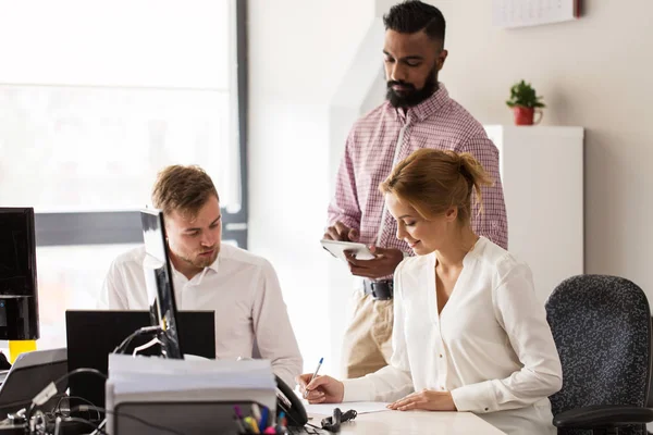 Lyckliga kreativa team som arbetar på kontor — Stockfoto