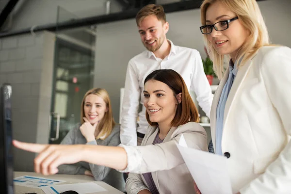 Glückliches Kreativteam mit Computer im Büro — Stockfoto