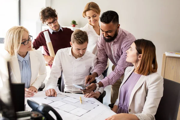 Företagsgrupp diskuterar husprojekt på kontoret — Stockfoto