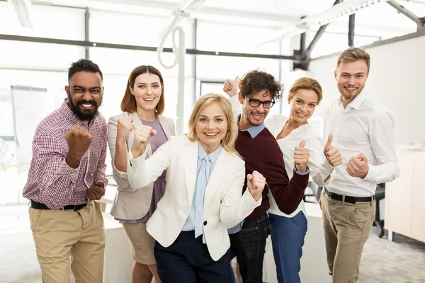 Equipe de negócios feliz celebrando a vitória no escritório — Fotografia de Stock