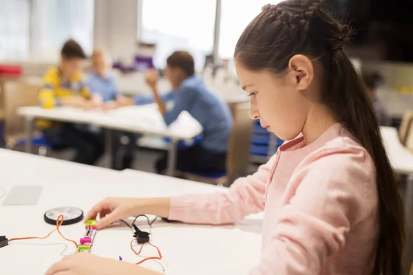 Szczęśliwa dziewczyna budowanie robota w szkole robotyki — Zdjęcie stockowe
