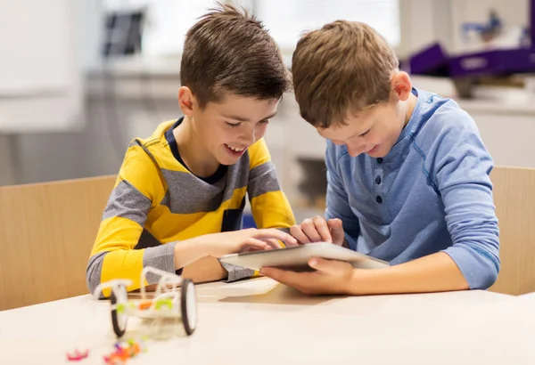Niños con programación de tablet pc en la escuela de robótica — Foto de Stock