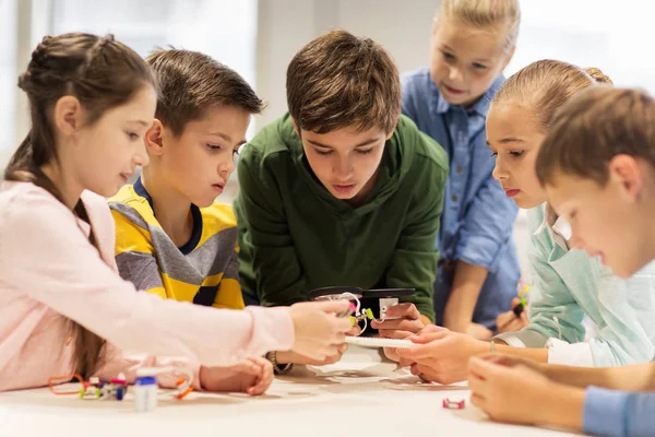 Enfants heureux construisant des robots à l'école de robotique — Photo