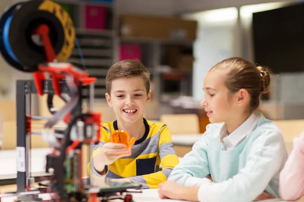 Niños felices con impresora 3d en la escuela de robótica —  Fotos de Stock