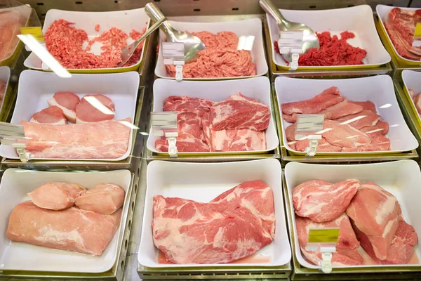 Мясо в мисках в продуктовом киоске — стоковое фото