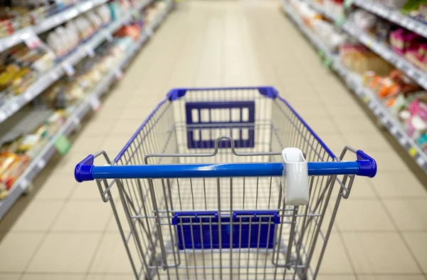 Carrinho de compras vazio ou carrinho no supermercado — Fotografia de Stock