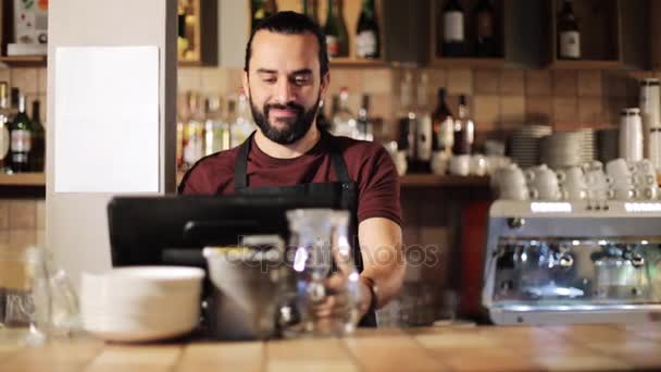 Lycklig man eller servitör på kassan i kafé — Stockvideo