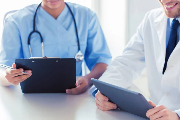 Médicos com tablet pc e área de transferência no hospital — Fotografia de Stock