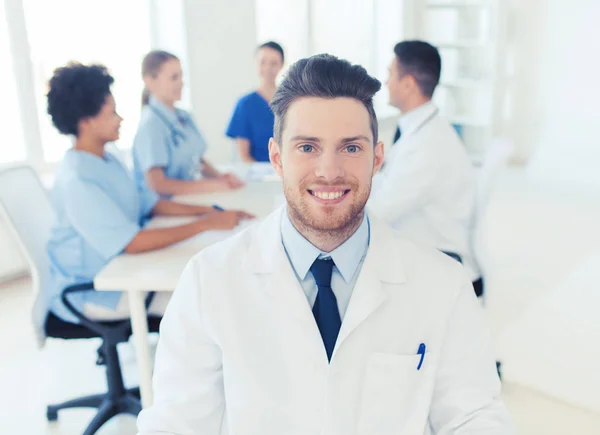 Zufriedener Arzt über Gruppe von Sanitätern im Krankenhaus — Stockfoto