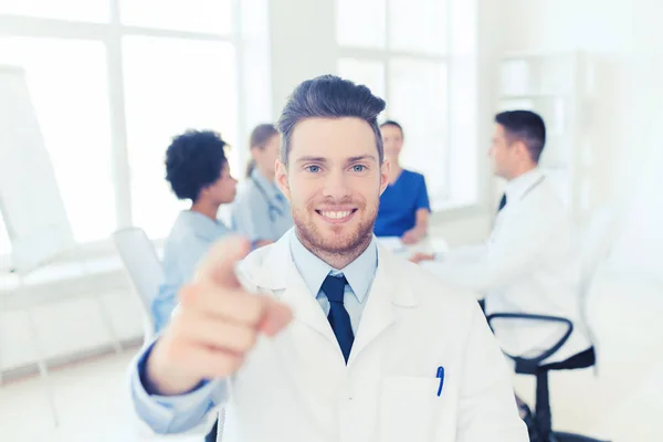 Gelukkig arts over groep van dokters in ziekenhuis — Stockfoto