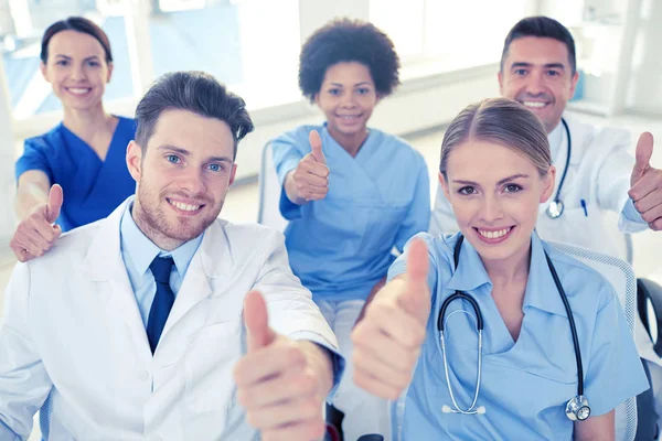 Grupo de médicos felices en el seminario en el hospital — Foto de Stock