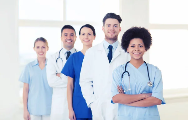 Gruppe glücklicher Ärzte im Krankenhaus — Stockfoto