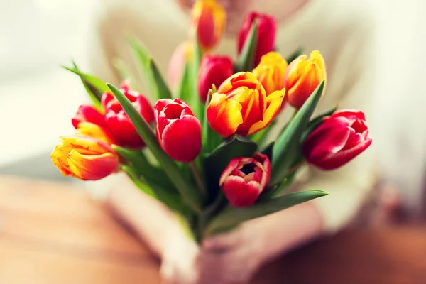 Primer plano de la mujer sosteniendo flores de tulipán — Foto de Stock