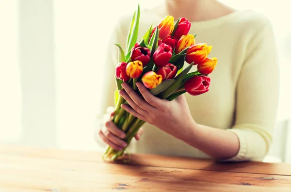 Detailní záběr ženy držící tulip květiny — Stock fotografie