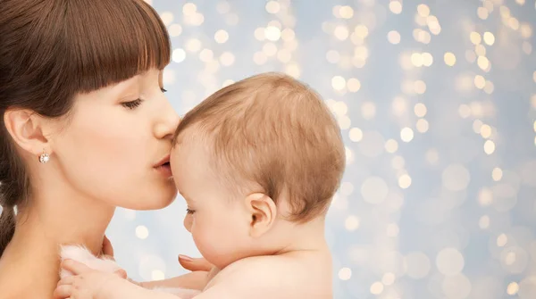 Mãe feliz beijando bebê adorável — Fotografia de Stock