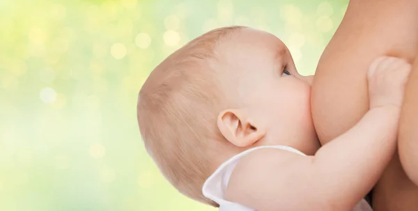 Close up do bebê amamentando — Fotografia de Stock